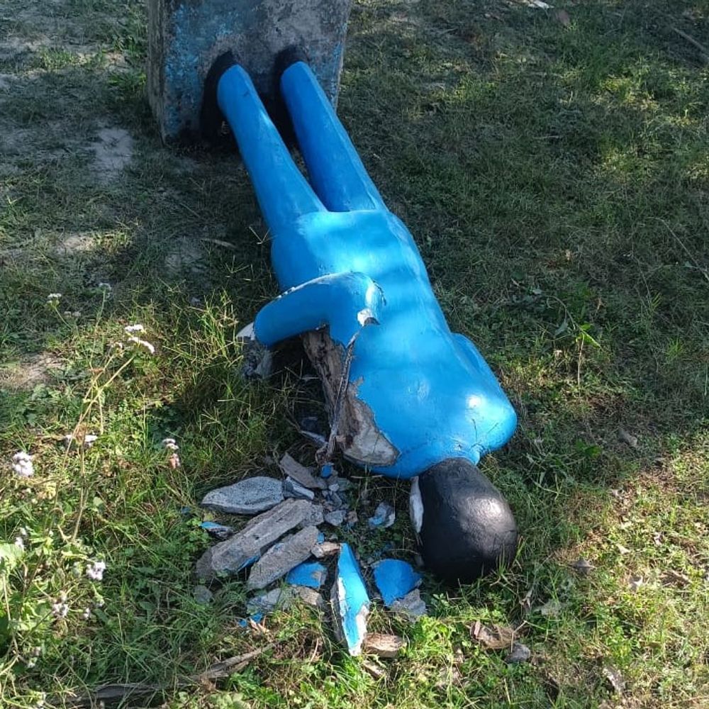 बाराबंकी में अंबेडकर प्रतिमा गिरी, VIDEO:ग्रामीणों में आक्रोश, शरारती तत्वों पर क्षतिग्रस्त करने का आरोप, कार्रवाई की मांग