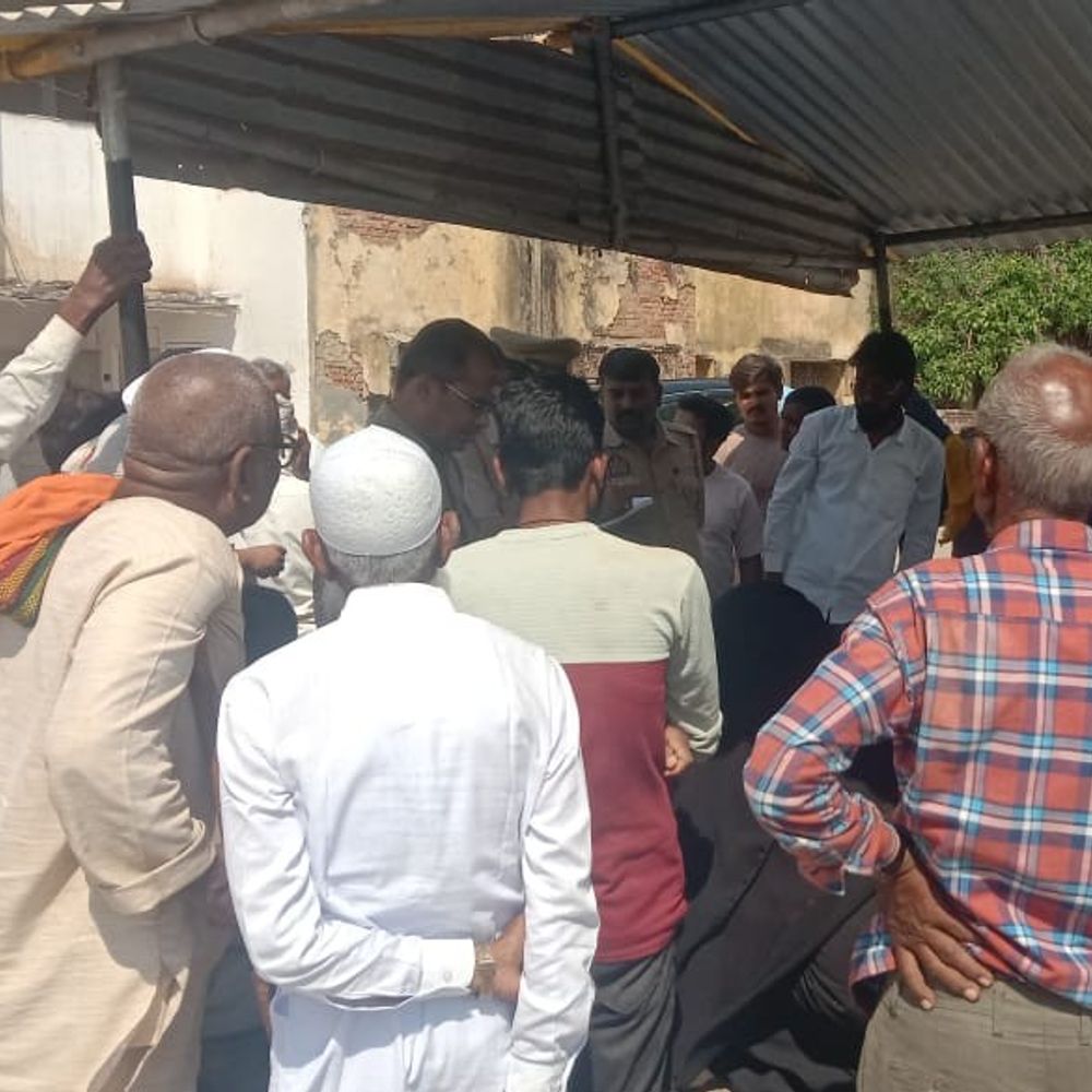 
                 इटवा-डुमरियागंज मार्ग पर भीषण हादसा:सिद्धार्थनगर में 18 वर्षीय युवक की मौत, तीन लोग गंभीर घायल 
            