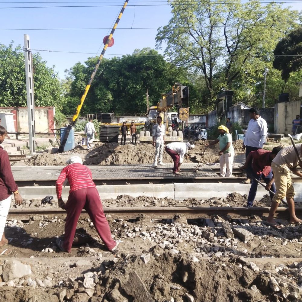 बाराबंकी में क्रॉसिंग पर लग रहे आधुनिक रबर पैनल:डामर हटाकर तैयार हो रहा नया सरफेस, आवागमन होगा सुगम