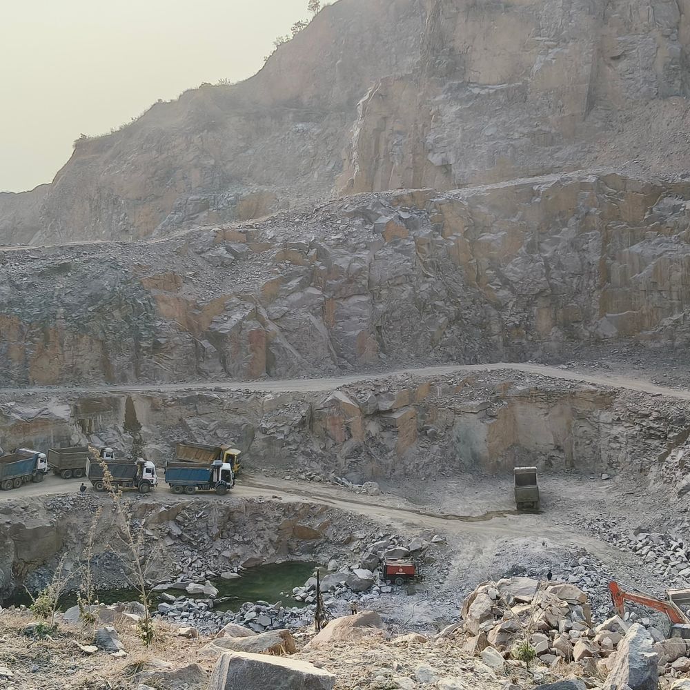 
                 चित्रकूट में चल रहा अवैध खनन का काम:रात भर धड़ल्ले से चल रहीं पत्थर खदानें, नियमों की हो रही है अनदेखी 
            