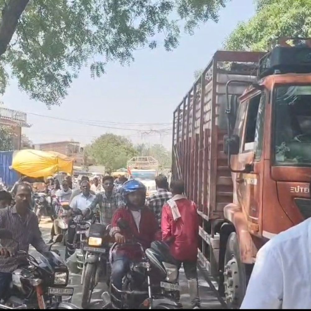 आधार सेवा में परेशानी, ग्रामीणों का फूटा गुस्सा:महराजगंज के नौतनवा में सड़क जाम कर किया प्रदर्शन