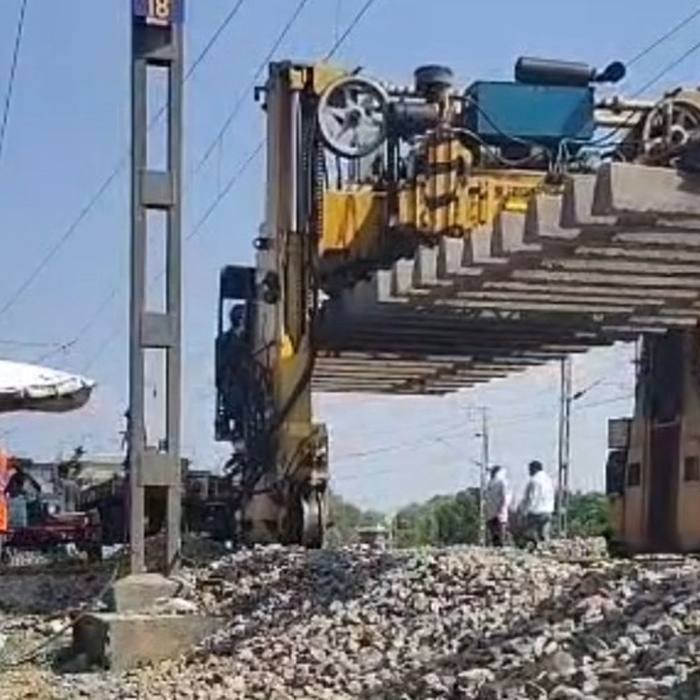 PQRS तकनीक से प्रयागराज मंडल का कमाल:6.5 घंटे में ट्रैक नवीनीकरण कर बनाया नया रिकॉर्ड, 64 पैनल बिछाए