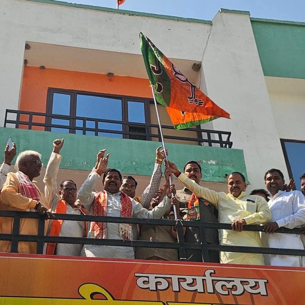 
                 कुशीनगर में भाजपा स्थापना दिवस पर जिले भर में कार्यक्रम:ध्वज फहराया, संस्थापकों को श्रद्धांजलि, नवनियुक्त पदाधिकारियों का सम्मान 
            