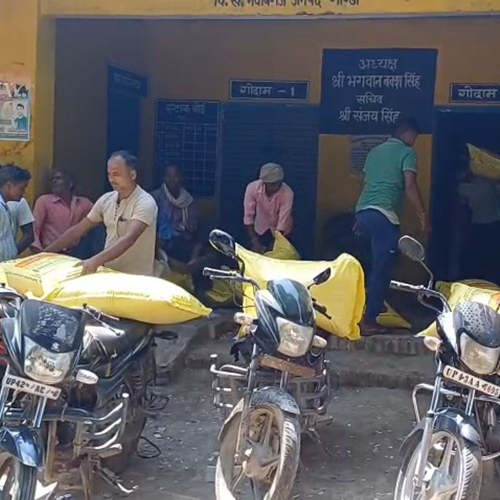 
                 गोंडा में 390 कीटनाशक दुकानों के लाइसेंस निलंबित:IPMS पोर्टल पर पंजीकरण न कराने पर कार्रवाई; 14 दिन में अल्टीमेटम 
            