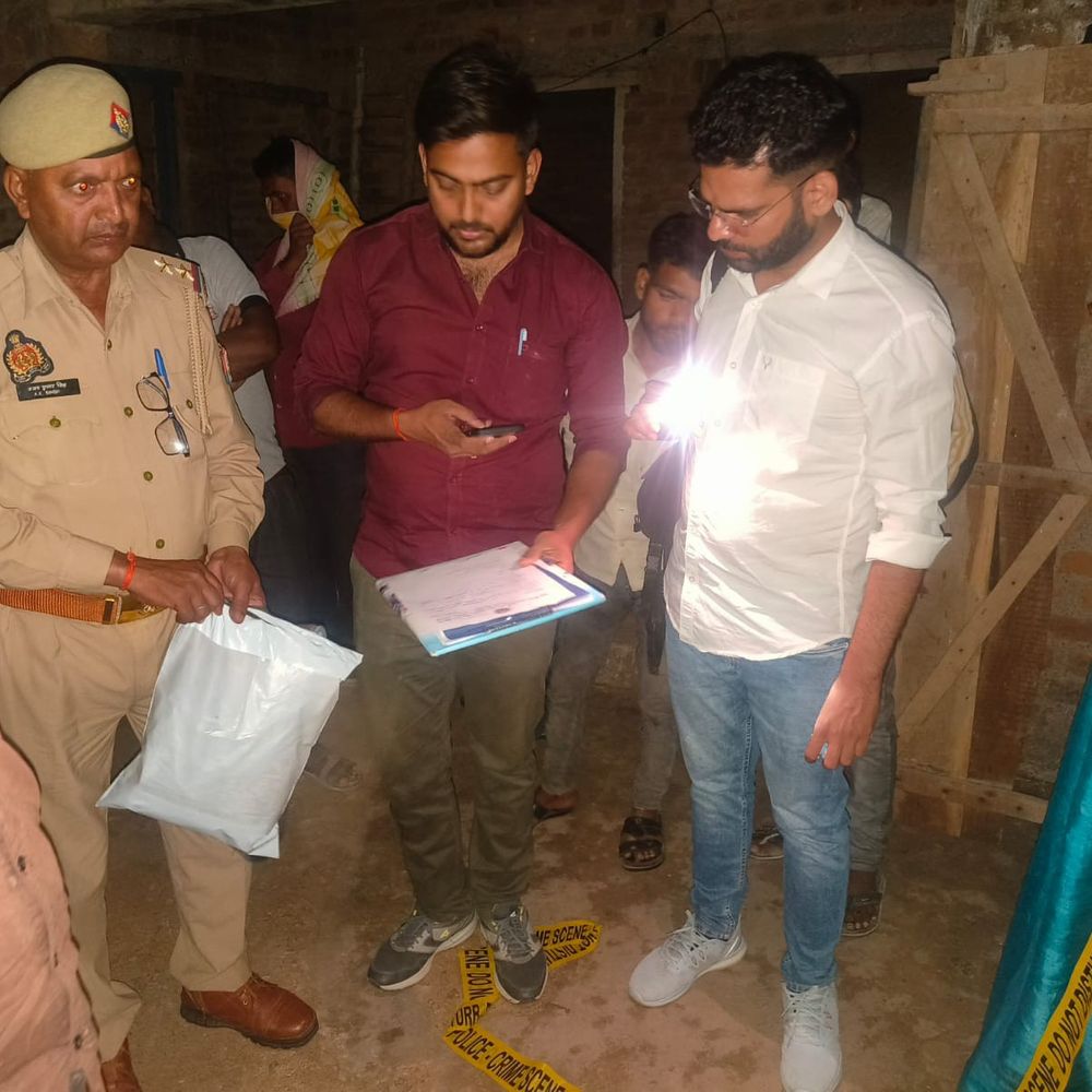 जालौन में महिला ने फांसी लगाई:4 साल का मासूम बेटा मां के शव के पास रोता मिला, पुलिस कर रही जांच