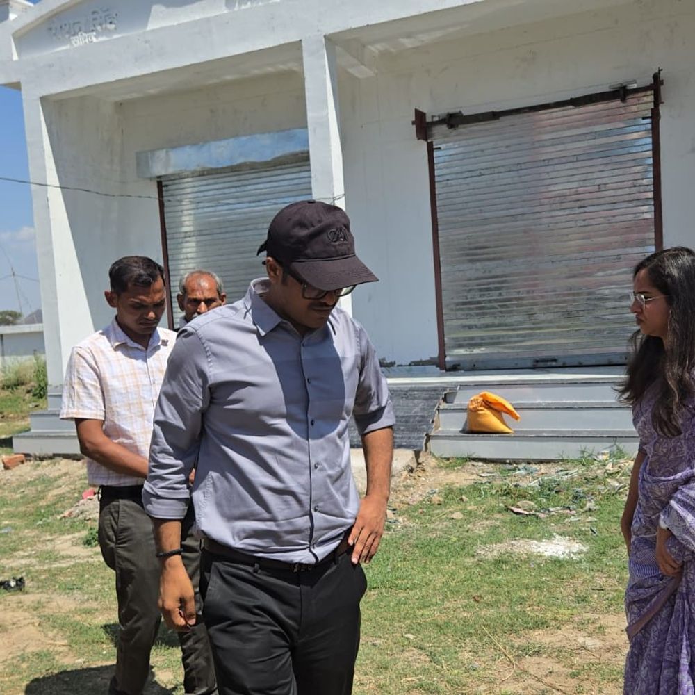 चित्रकूट में फार्मर रजिस्ट्री अभियान का DM ने किया निरीक्षण:धीमी प्रगति पर जताई नाराजगी, अधिकारियों को दिए सुधार के निर्देश