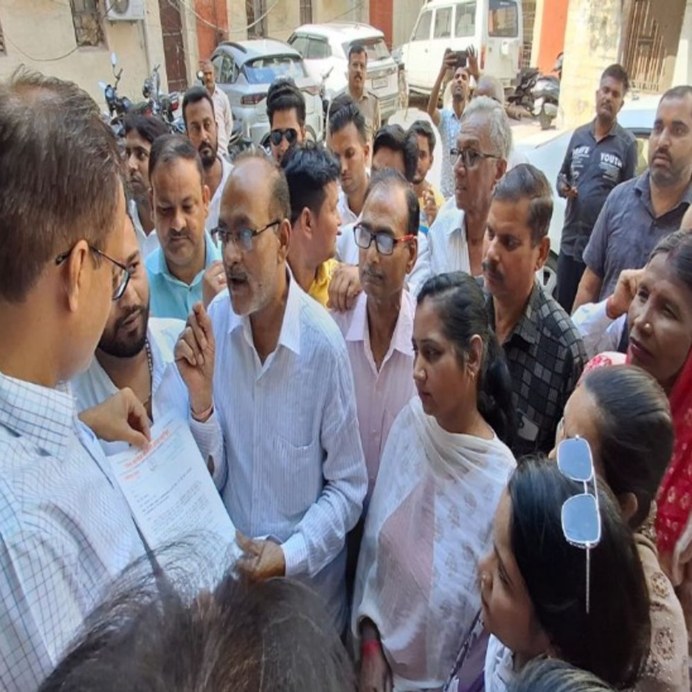 
                 शाहजहांपुर में कांग्रेस ने ज्ञापन सौंपा:गैस सिलेंडर की कालाबाजारी, आपूर्ति में अनियमितता का आरोप लगाया 
            