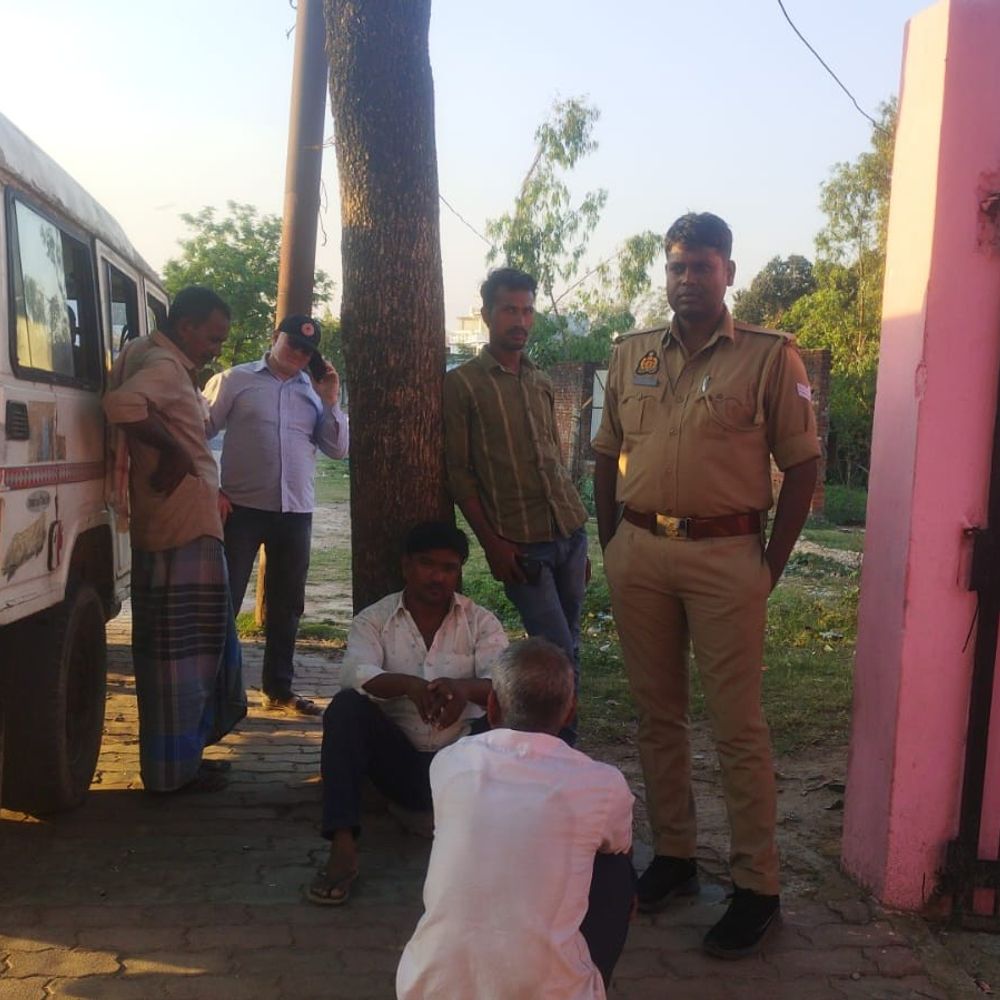 
                 घर में फंदे से लटकता मिला किशोरी का शव:फारेंसिक टीम ने जुटाए सबूत, पुलिस जांच में जुटी 
            