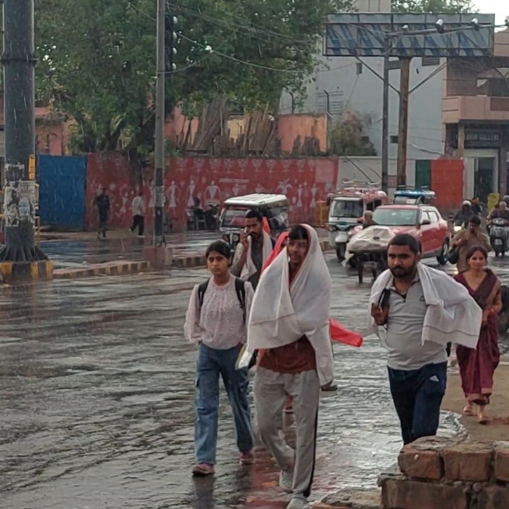 मथुरा में सोमवार शाम मौसम बदला, हल्की बारिश:तेज हवाओं के साथ ठंडक बढ़ी, किसानों की चिंता बरकरार