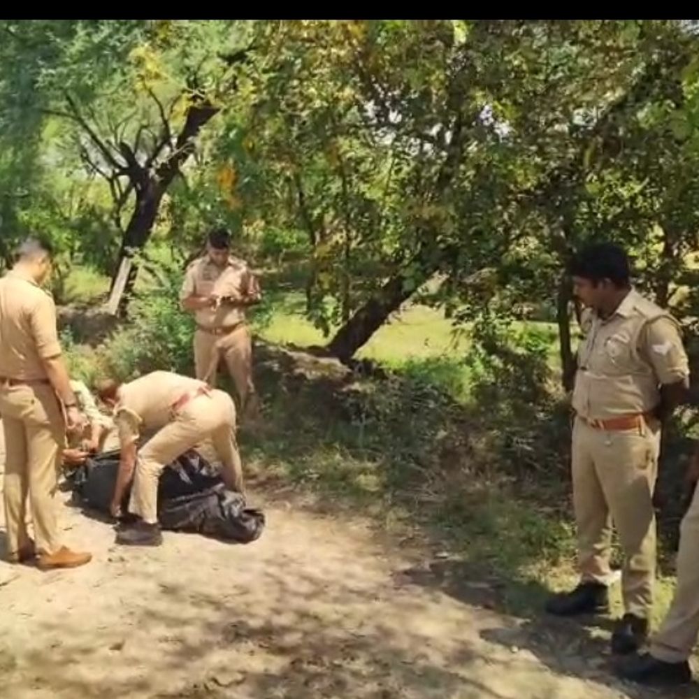 
                 मथुरा में पटरी किनारे मिला अज्ञात युवती का शव:सूचना पर पहुंची पुलिस ने कब्जे में लिया, शिनाख्त के प्रयास जारी 
            