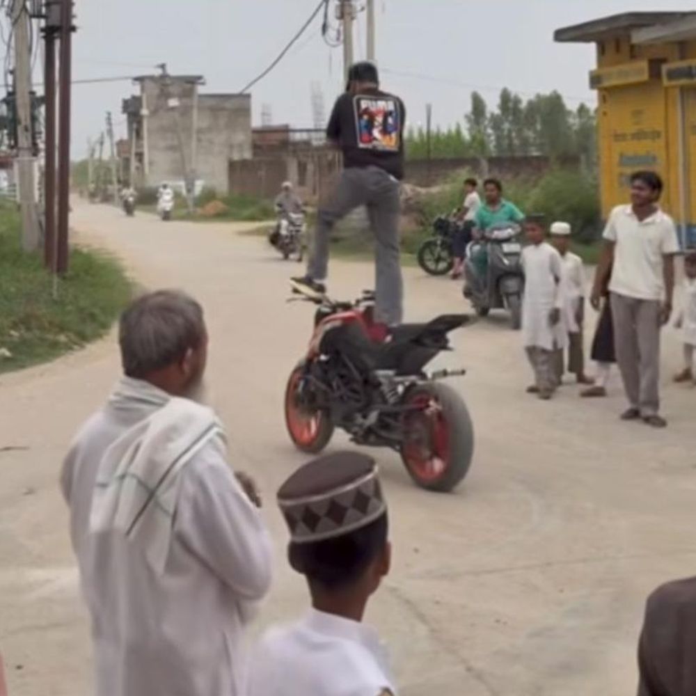 सहारनपुर में युवक का खतरनाक बाइक स्टंट वायरल:आरोपी पहले भी हो चुका गिरफ्तार, अब फिर दिखा बेखौफ