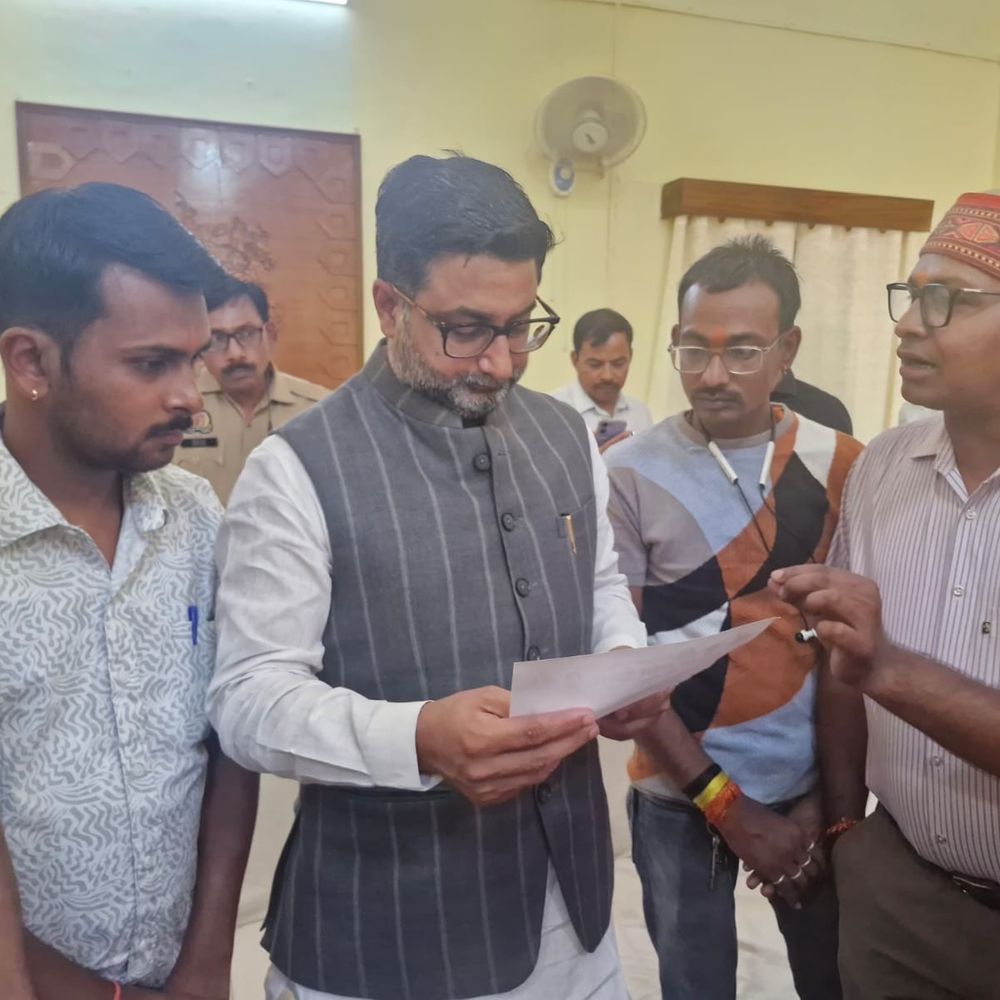 ललितपुर में महंगी किताबें बेचने का आरोप:बजरंग सेना ने प्रभारी मंत्री को ज्ञापन सौंपा, कार्रवाई की मांग की