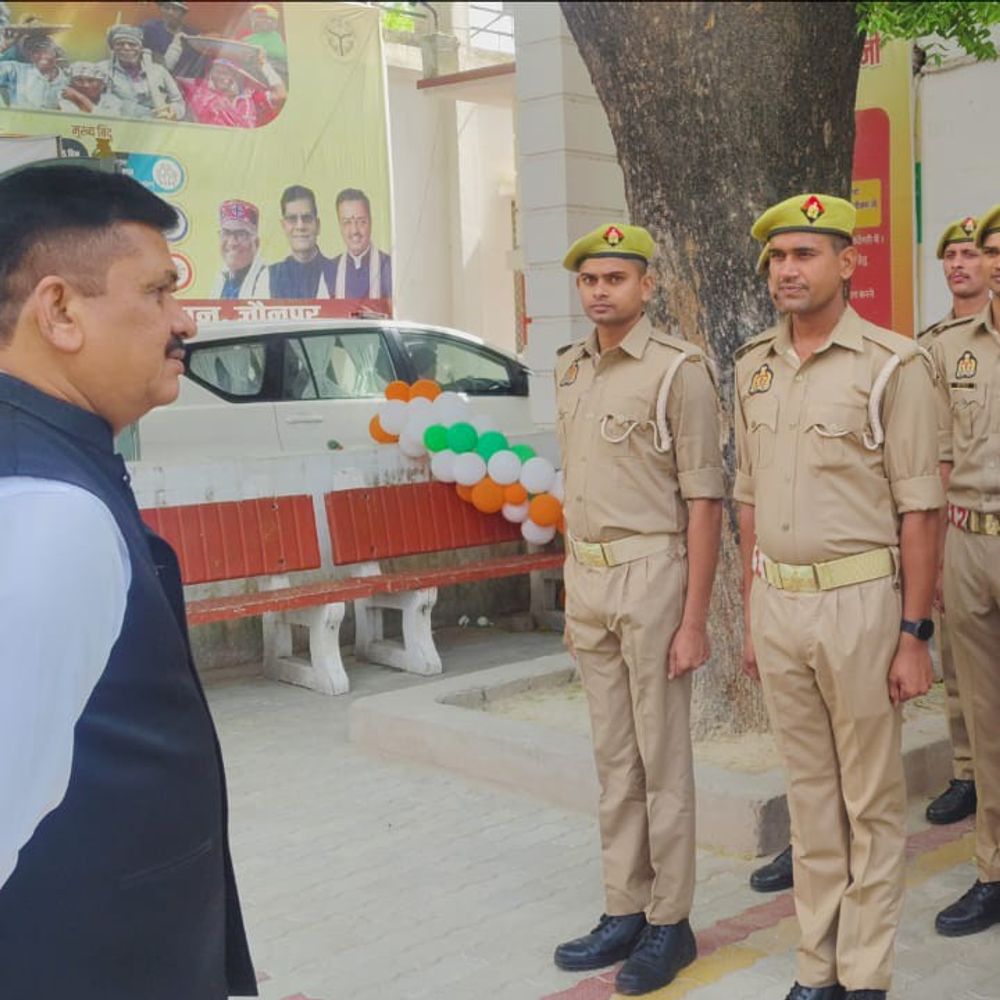 जौनपुर डीएम ने पुलिस आरक्षियों को दिए निर्देश:कहा- शारीरिक दक्षता के साथ मानसिक संतुलन और संवेदनशीलता भी जरूरी