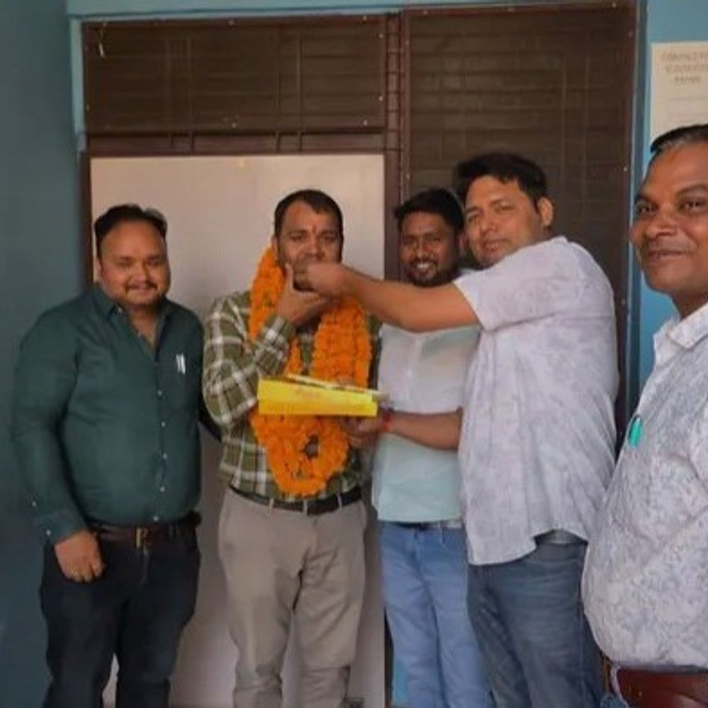 खलीलाबाद सचिव गणेश त्रिपाठी एआरओ परीक्षा में प्रदेश टॉपर:संतकबीर नगर में सहकर्मियों ने फूल मालाओं से किया स्वागत