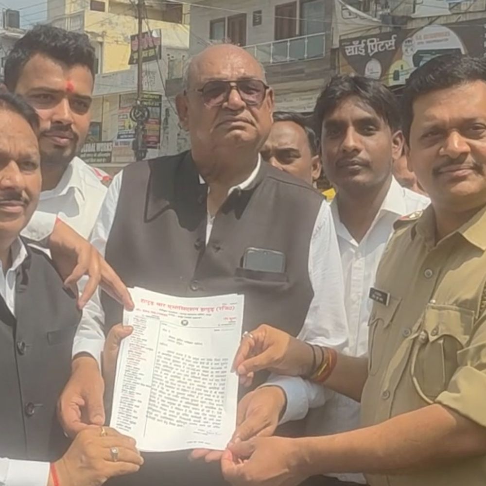 
                 वकीलों का प्रदर्शन, टोल प्लाजा मारपीट के आरोपी फरार:हापुड़ में पुलिस को दी आंदोलन तेज करने की चेतावनी 
            