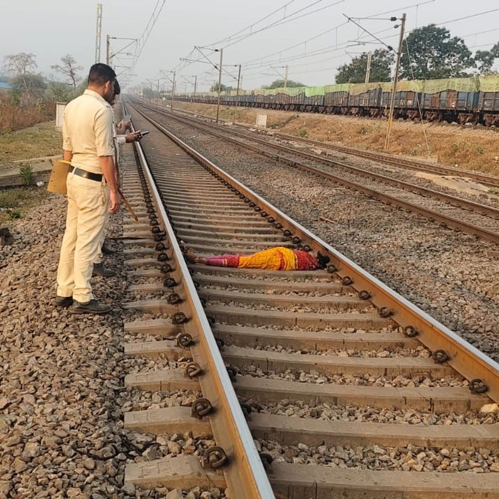 रेलवे ट्रैक पर मिला महिला का शव:बलौदाबाजार में ट्रेन से कटने गई जान, नहीं हो पाई है पहचान