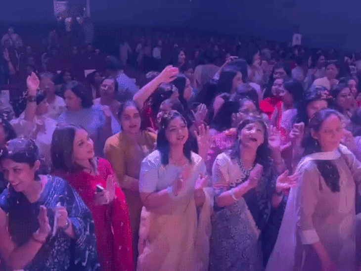 
                 आगरा में 'डिवोशन बियोंड बाउंड्रीज' भजन कॉन्सर्ट का VIDEO:'हरे कृष्ण हरे कृष्ण' से गूंजा हॉल, संकीर्तन में झूमे श्रद्धालु 
            