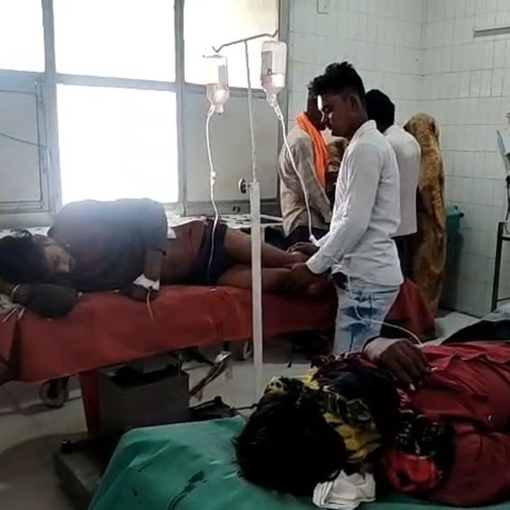 
                 महोबा में खनन के दौरान पत्थर खिसके:बारिश के कारण हादसा, तीन मजदूर गंभीर घायल, दो हायर सेंटर रेफर 
            