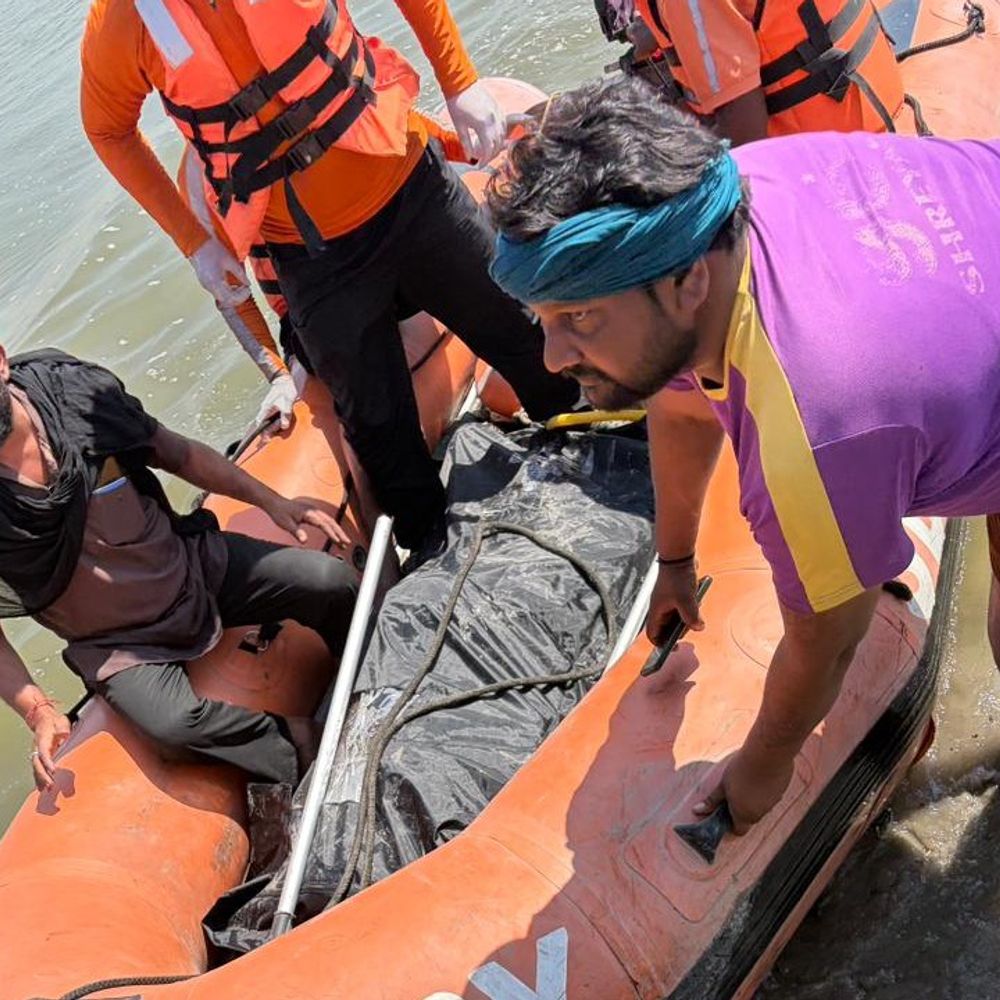 
                 मेरठ में गंगा में डूबे चौथे युवक का शव बरामद:दो सगे भाइयों समेत चार दादी के अंतिम संस्कार में आए थे, 3 किमी दूर मिला पार्थिव शरीर 
            