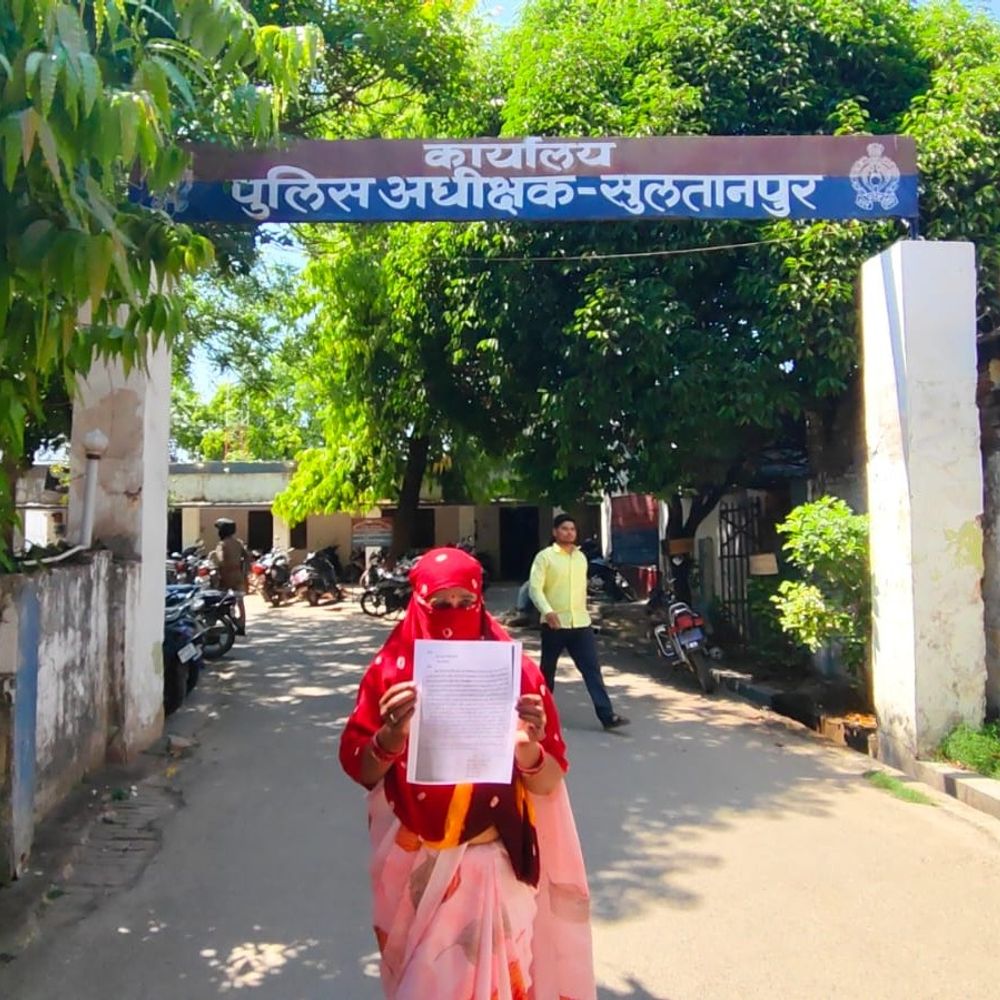 
                 दुष्कर्म आरोपी पर 23 दिन बाद भी कार्रवाई नहीं:सुल्तानपुर में पीड़िता ने एसपी से लगाई न्याय की गुहार, जांच का मिला आश्वासन 
            