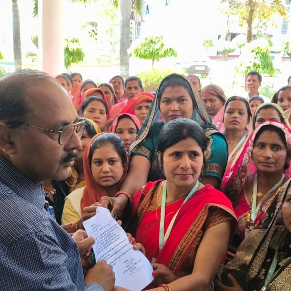 
                 कुशीनगर में मनरेगा महिला मेटों की मांगें तेज:मानदेय और नियुक्ति पत्र के लिए मुख्यमंत्री को संबोधित ज्ञापन सौंपा 
            