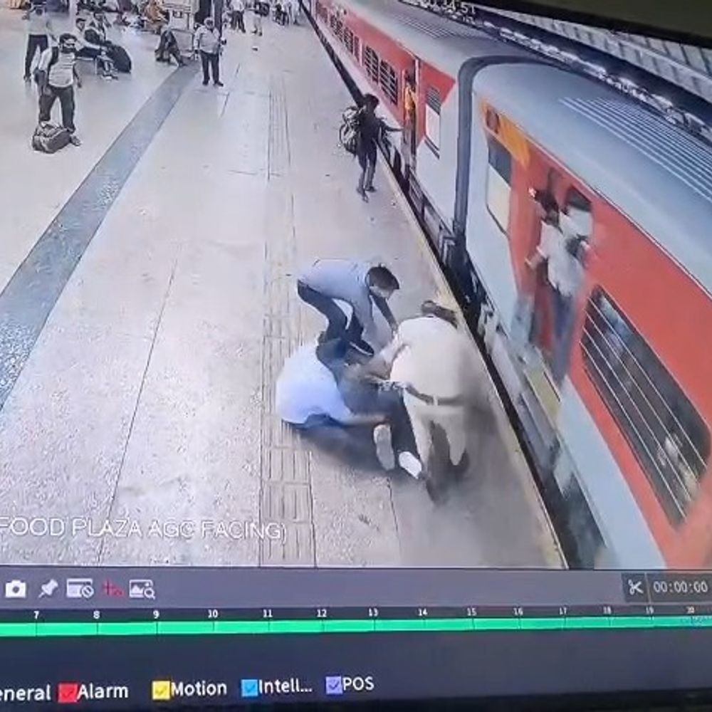 
                 चलती ट्रेन से उतरते समय युवक फंसने से बचा:मथुरा में सिपाही और यात्रियों ने पड़कर खींचा, संतुलन बिगड़ने से गिरा 
            