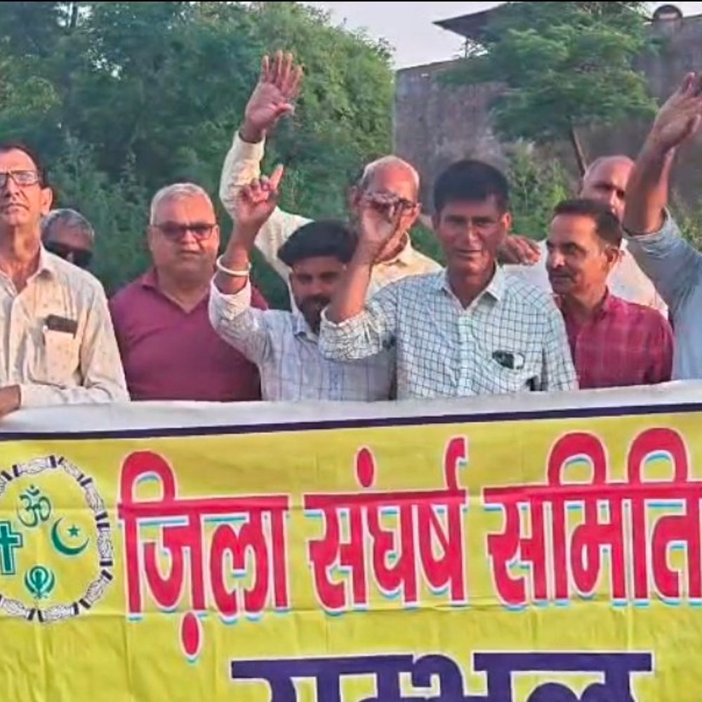 
                 प्राइवेट स्कूलों की अवैध वसूली के खिलाफ प्रदर्शन:संभल में अभिभावकों ने प्रशासन से सख्त कार्रवाई की मांग की 
            