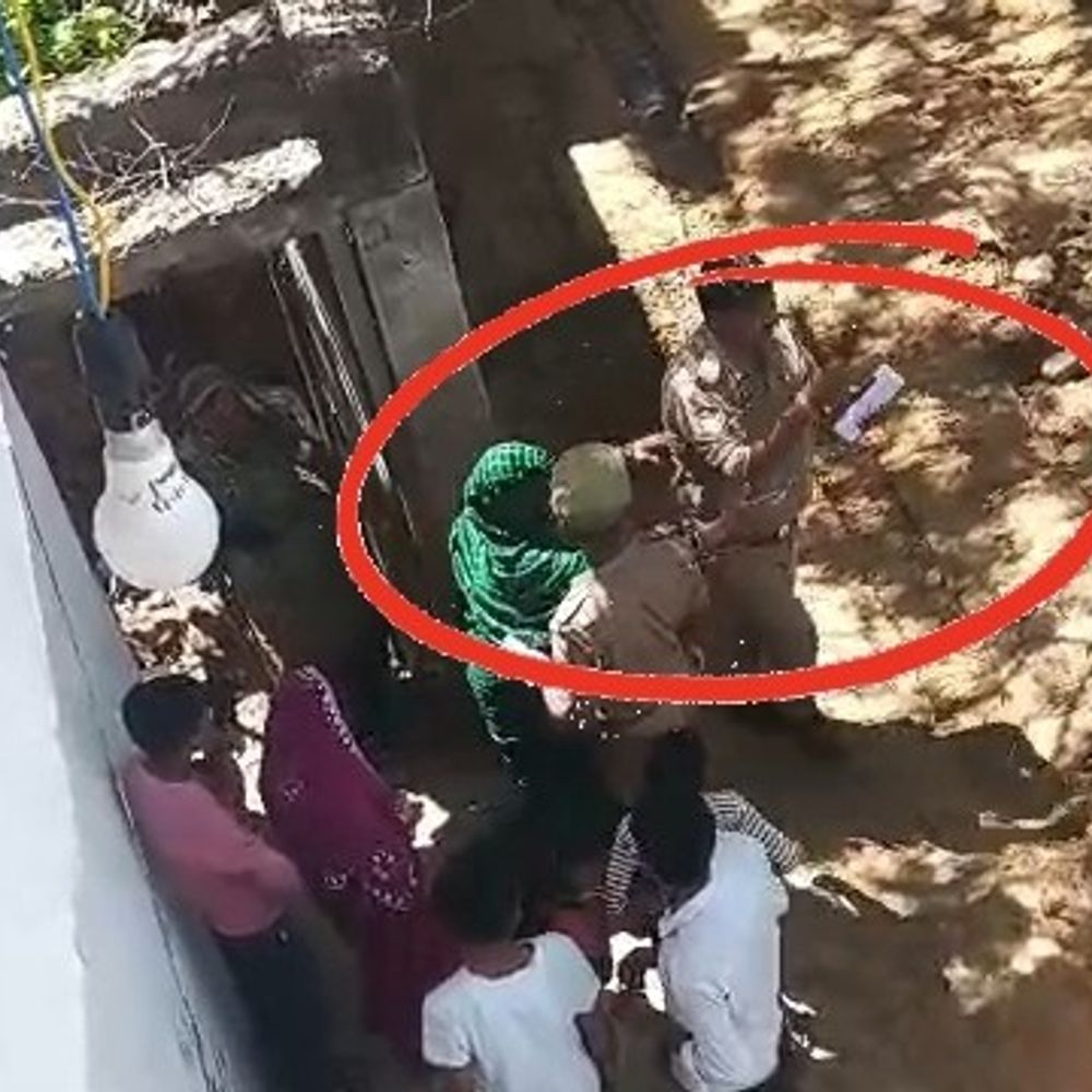 
                 मैनपुरी पुलिस पर महिला से फोन छीनने का आरोप, VIDEO:पूर्व सैनिक के घर पर अवैध कग्ब्जा मुक्त कराने पहुंची थी, कार्रवाई की मांग 
            