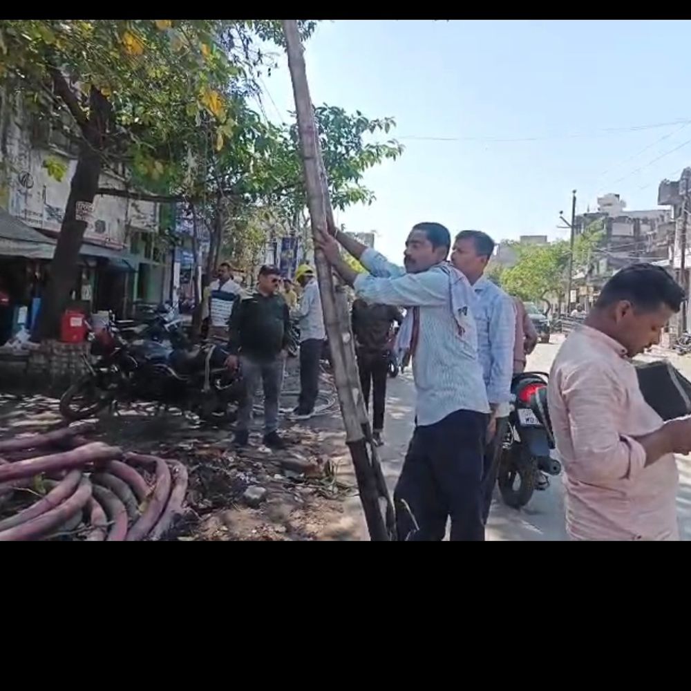 हाईटेंशन लाइन का पोल गिरा, 300 घरों की बिजली गुल:लखनऊ रोड पर हुआ हादसा, टू-फेसिंग से आपूर्ति बाधित; मरम्मत जारी