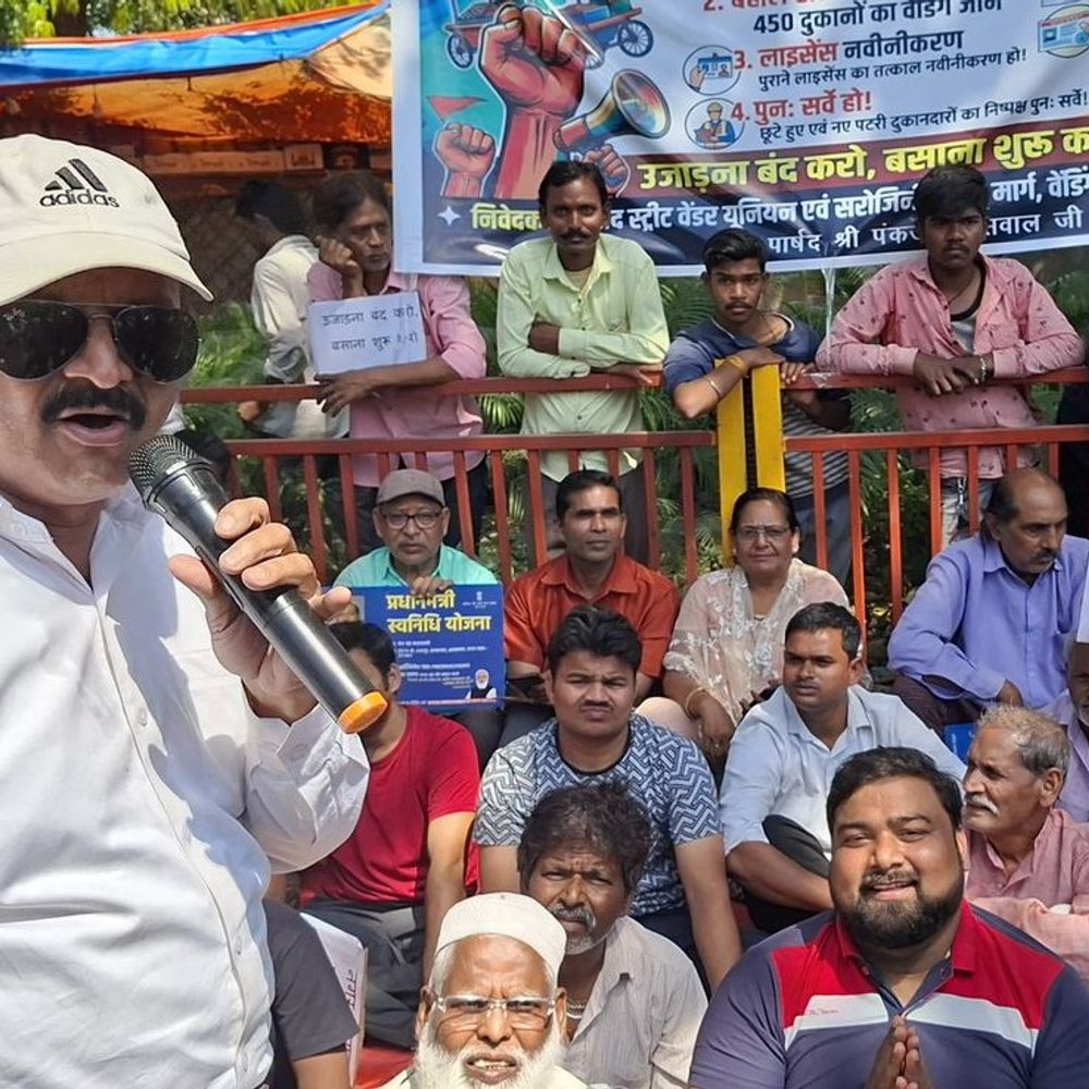 प्रयागराज में वेंडिंग जोन की जगह अर्बन बाजार का विरोध:नगर निगम के फैसले के खिलाफ फुटपाथ विक्रेताओं ने दुकानें बंद कर किया प्रदर्शन