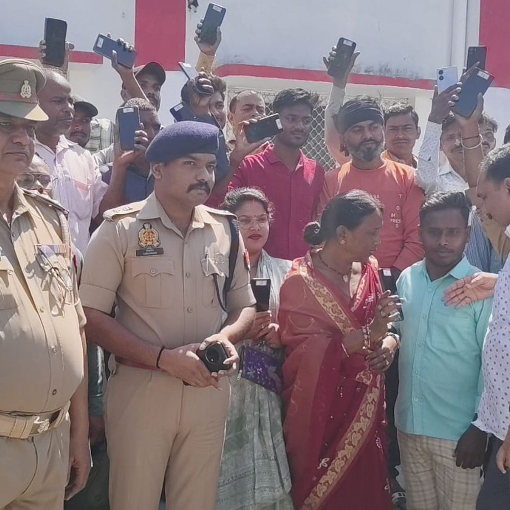 पुलिस ने 178 गायब मोबाइल फोन बरामद किए:अमेठी में कीमत 45 लाख रुपए, एसपी ने स्वामियों को सौंपे