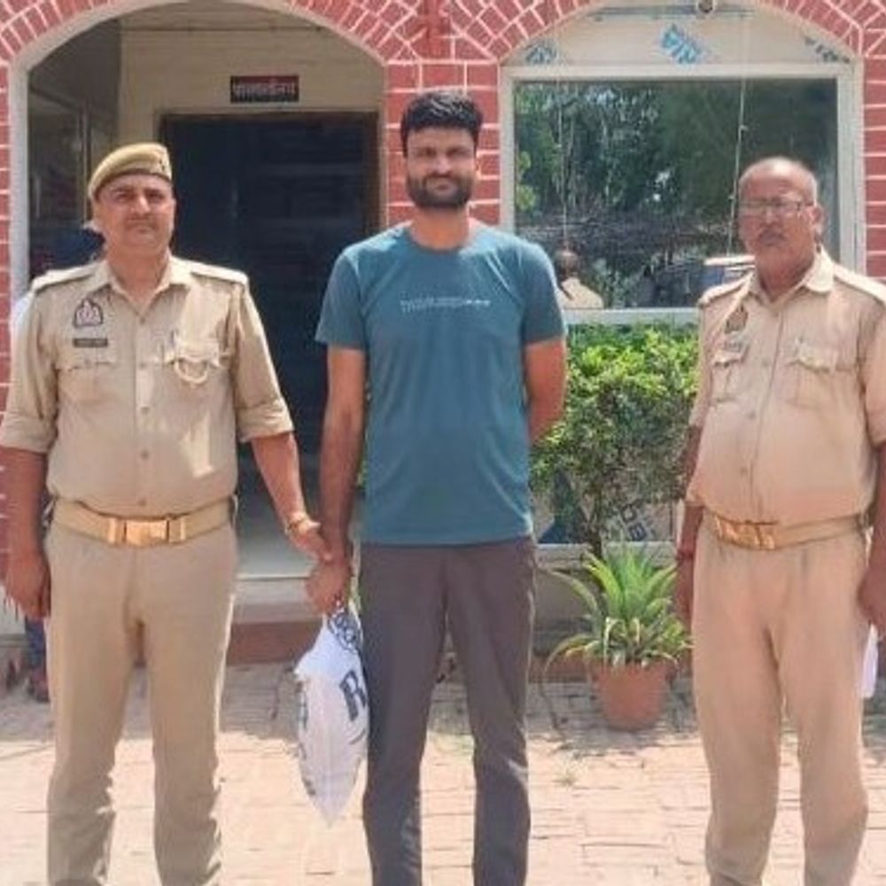 
                 देवरिया में शादी का झांसा देकर दुष्कर्म का आरोपी गिरफ्तार:लार पुलिस ने आरोपी को उसके घर से पकड़ा, पूछताछ में कबूला जुर्म 
            