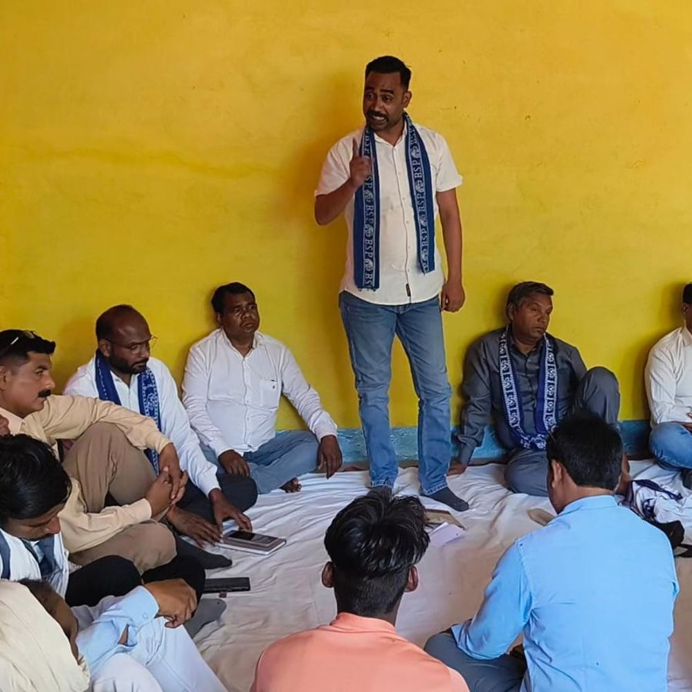 कार्यकर्ताओं से बसपा बैठक में लखनऊ पहुंचने का आह्वान:संगठन मजबूत करने और 2027 चुनाव पर रणनीति बनी