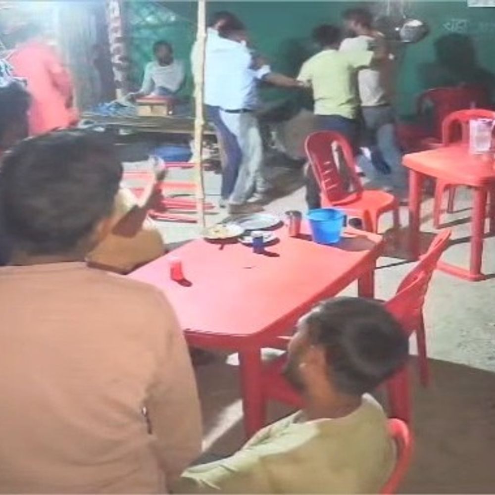 
                 महोबा में ढाबा संचालक की बेरहमी से पिटाई, VIDEO:शराब पीने से रोकने पर पीटा, पीड़ित ने एसपी से लगाई न्याय की गुहार 
            