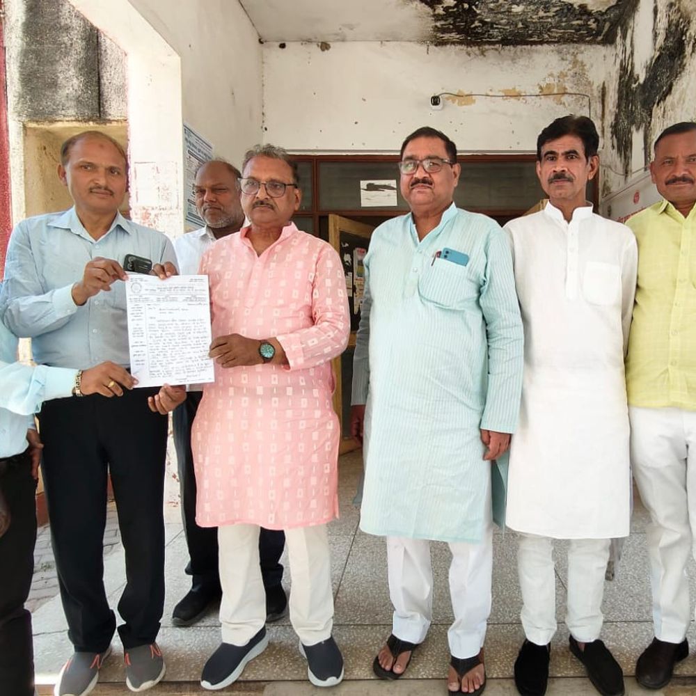 
                 मऊ में रेलवे क्रॉसिंग बंद होने से परेशानी:व्यापार मंडल ने डीएम को ज्ञापन सौंपकर रास्ता खोलने की मांग की 
            