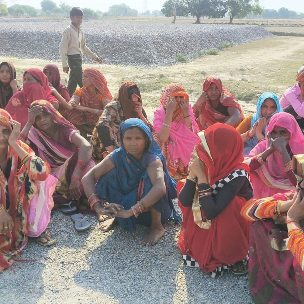 
                 ट्रेन की चपेट में आने से युवक की मौत:घाटमपुर में सुबह रेलवे ट्रैक के किनारे मिला शव, पुलिस ने पोस्टमार्टम के लिए भेजा शव 
            