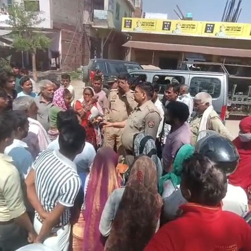 मथुरा में गैस सिलेंडर किल्लत पर महिलाओं का प्रदर्शन:सड़क पर उतरकर जताया विरोध, लगा जाम