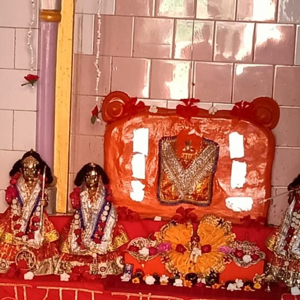 चित्रकूट मंदिर में चोरी, तीन कुत्तों को जहर दिया:चोरों ने सोने-चांदी के आभूषण और पूजा सामग्री चुराई