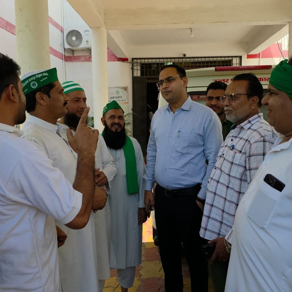 प्राइवेट स्कूलों पर महंगी किताबें बेचने का आरोप:BSA कार्यालय पर प्रदर्शन, 10 की किताब 80 में बेचने की शिकायत