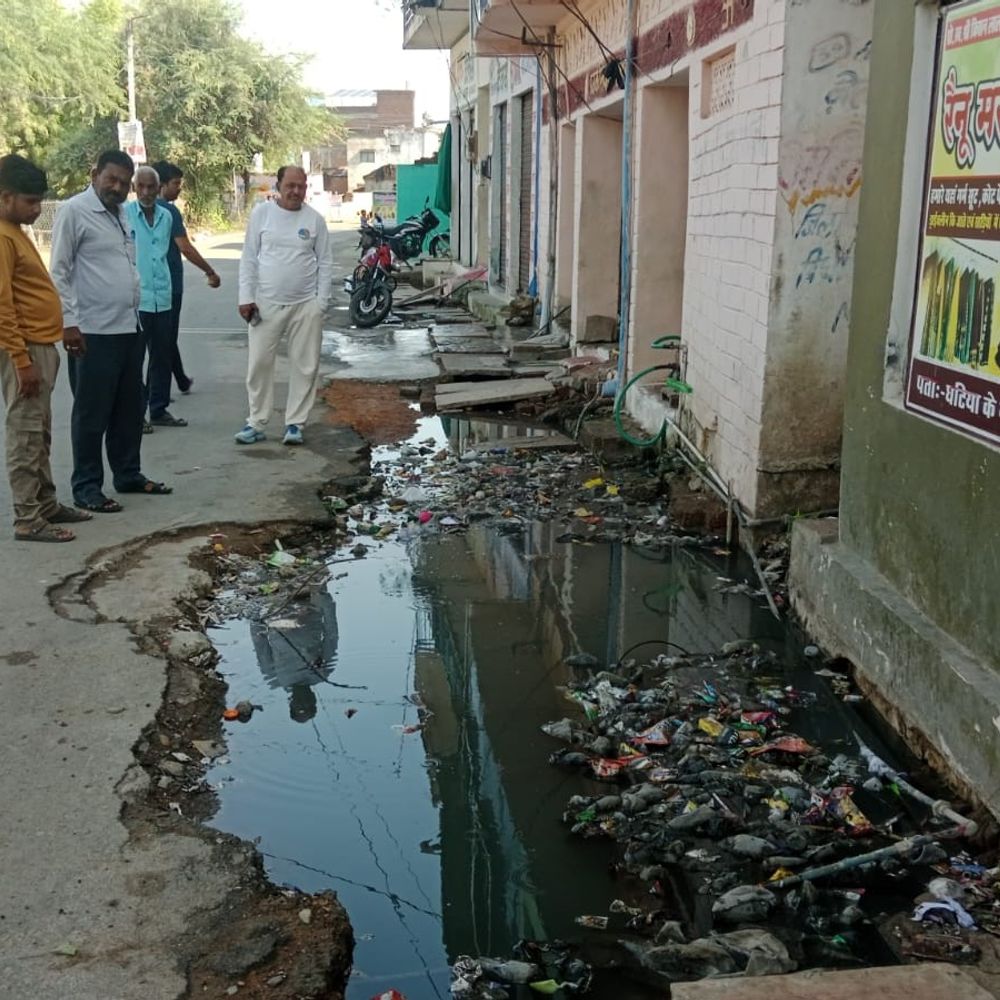 निवाड़ी: नाली का काम अधूरा, ठेकेदार ब्लैकलिस्ट होगा:तीन-तीन नोटिस का नहीं दिया जवाब, चेयरमैन बोले- अब एक्शन होगा