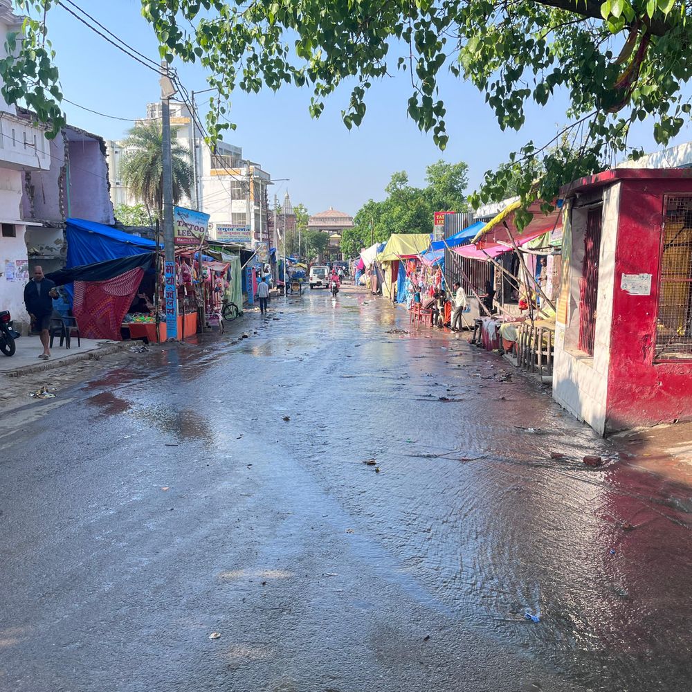 
                 नैमिषारण्य में सड़कों पर नाले का पानी बहने से अव्यवस्थाएं:श्रद्धालु गंदे पानी में दंडवत करने को मजबूर, अव्यवस्थाओं पर नाराजगी 
            