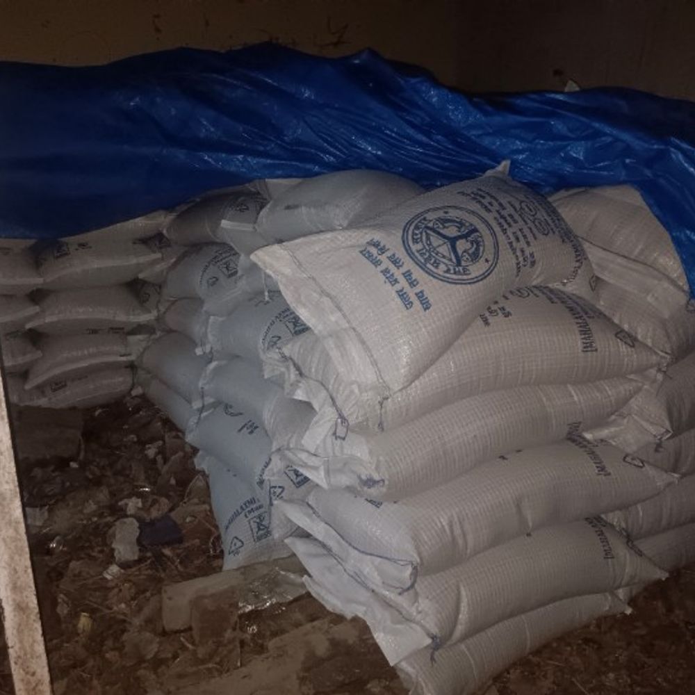 
                 भाजपा विधायक ने आढ़त से बरामद किए 180 बोरे गेहूं:शाहजहांपुर में रात में मारा छापा, बोले- किसानों का नहीं माफियाओं का गेहूं तौला जा रहा 
            