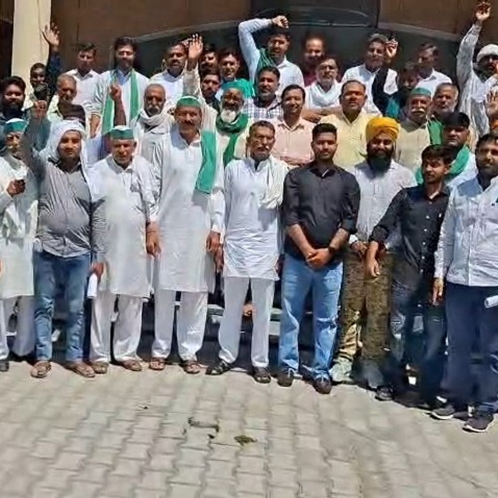 अमरोहा में भाकियू टिकैत का प्रदर्शन:शिक्षा व्यवस्था में सुधार को लेकर डीएम को सौंपा ज्ञापन