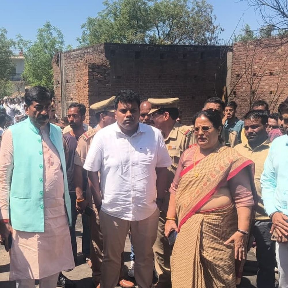 सीतापुर में आकाशीय-बिजली से 21 झोपड़ियां जलीं:3 की मौत; प्रशासन ने 2.58 लाख की तात्कालिक राहत दी, मृतकों के परिजनों को 12 लाख मिलेंगे