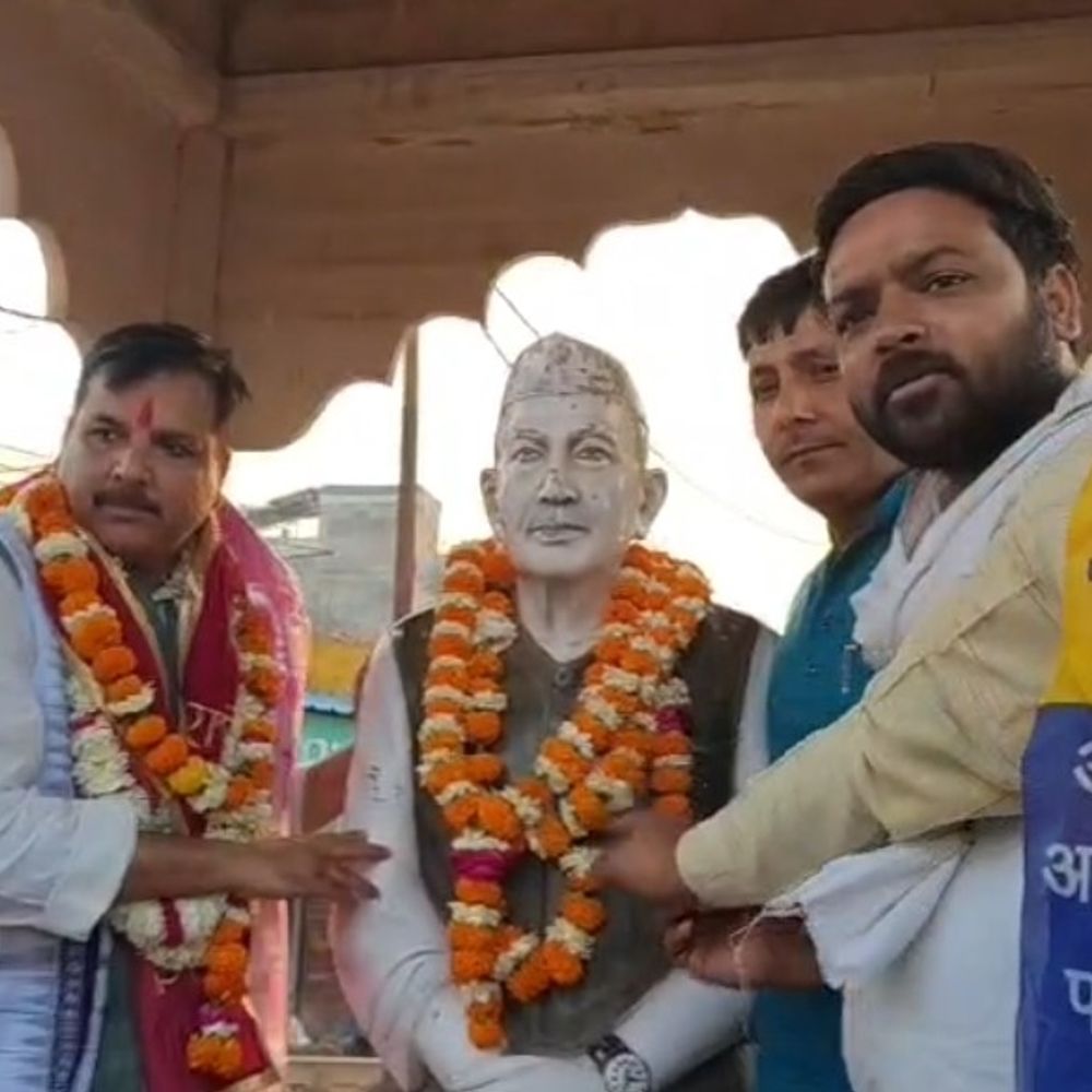 युवाओं के रोजगार की बजाय पेपर लीक-लाठीचार्ज मिल रहे:हाथरस में संजय सिंह की रोजगार दो पदयात्रा, बोले- हर महीने 10 हजार बेरोजगारी भत्ता मिले