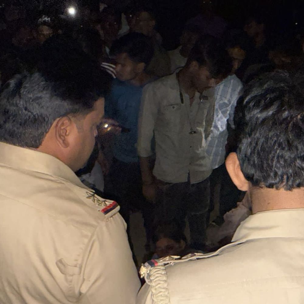 
                 घाटमपुर में ट्रैक्टर-ट्रॉली से बाइक भिड़ी, दो युवकों की मौत:जैतीपुर रोड पर दर्दनाक हादसा, सीएचसी पहुंचे परिजनों का रो-रोकर बुरा हाल 
            