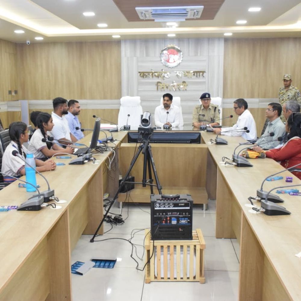 सिंगरौली के 30 छात्र सैनिक स्कूल रवाना:  कलेक्टर-एसपी ने दी शुभकामनाएं, सैन्य अनुशासन सीखेंगे छात्र – Singrauli News