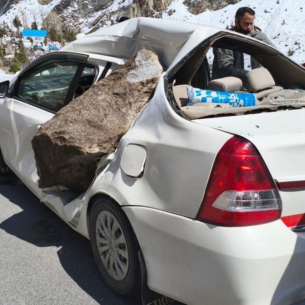 हिमाचल में पहाड़ी से पत्थर गिरा, कार सवार दंपती घायल:केलांग से कुल्लू रेफर, अगले 3 दिन ओलावृष्टि और तूफान का अलर्ट