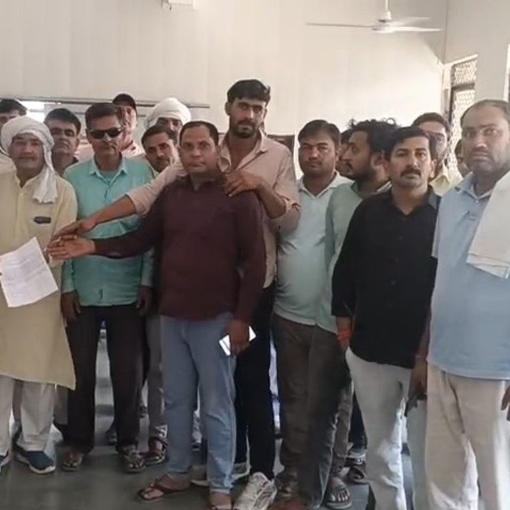 बागपत चीनी मिल विवाद में पलटा मामला:किसान और कर्मचारी मुख्य गन्ना अधिकारी के समर्थन में उतरे, आरोपों को बताया निराधार