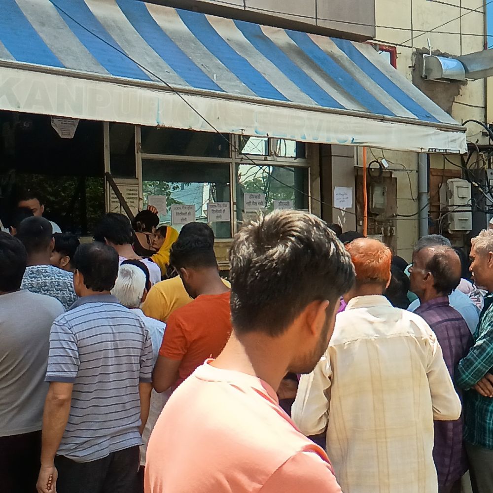 
                 सिलेंडर की किल्लत, कानपुर में लंबी लाइन:खाली हाथ लौट रहे उपभोक्ता, एक महीने से नहीं मिल रहे सिलेंडर, ब्लैक मार्केटिंग के आरोप 
            